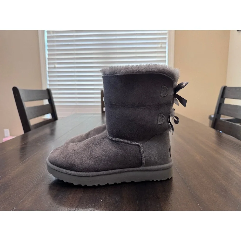 UGG Bailey Bow II Gray Suede Sheepskin Fur Lined Boots Women's Estimated Size 9